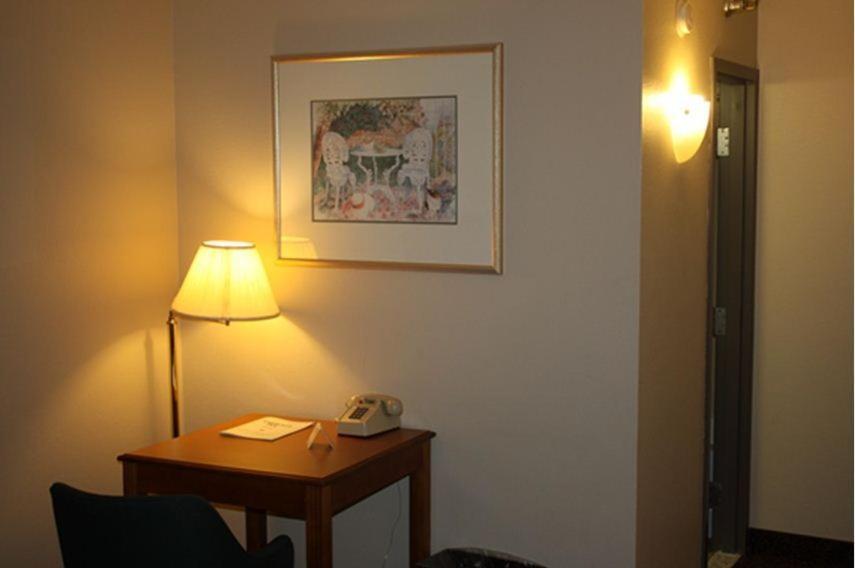 Emerald Inn Maplewood Room photo